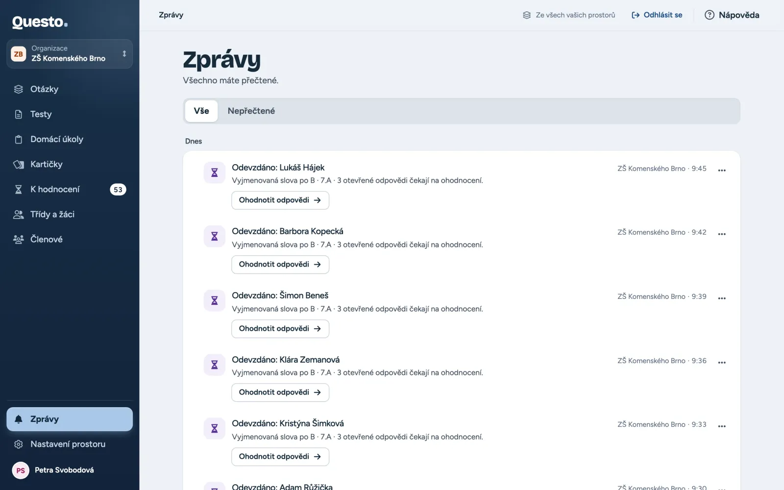 Zprávy: seznam zpráv po dnech, u každé zprávy její tlačítko