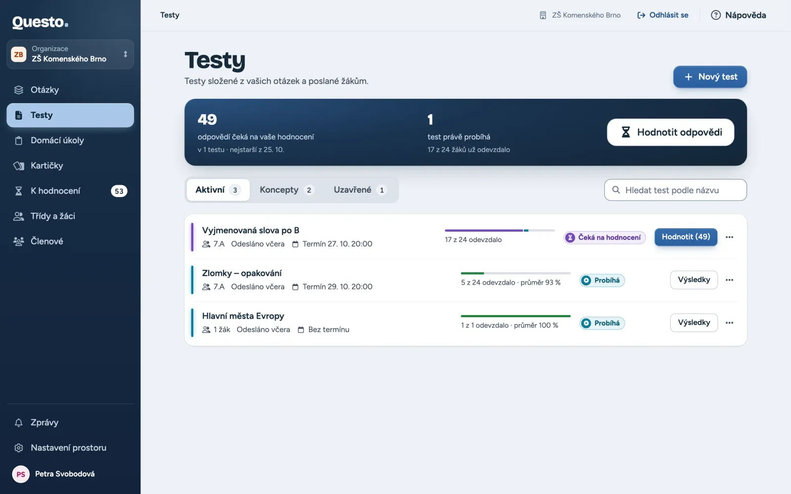 Seznam testů: přehled čekajících odpovědí, záložky a řádky testů